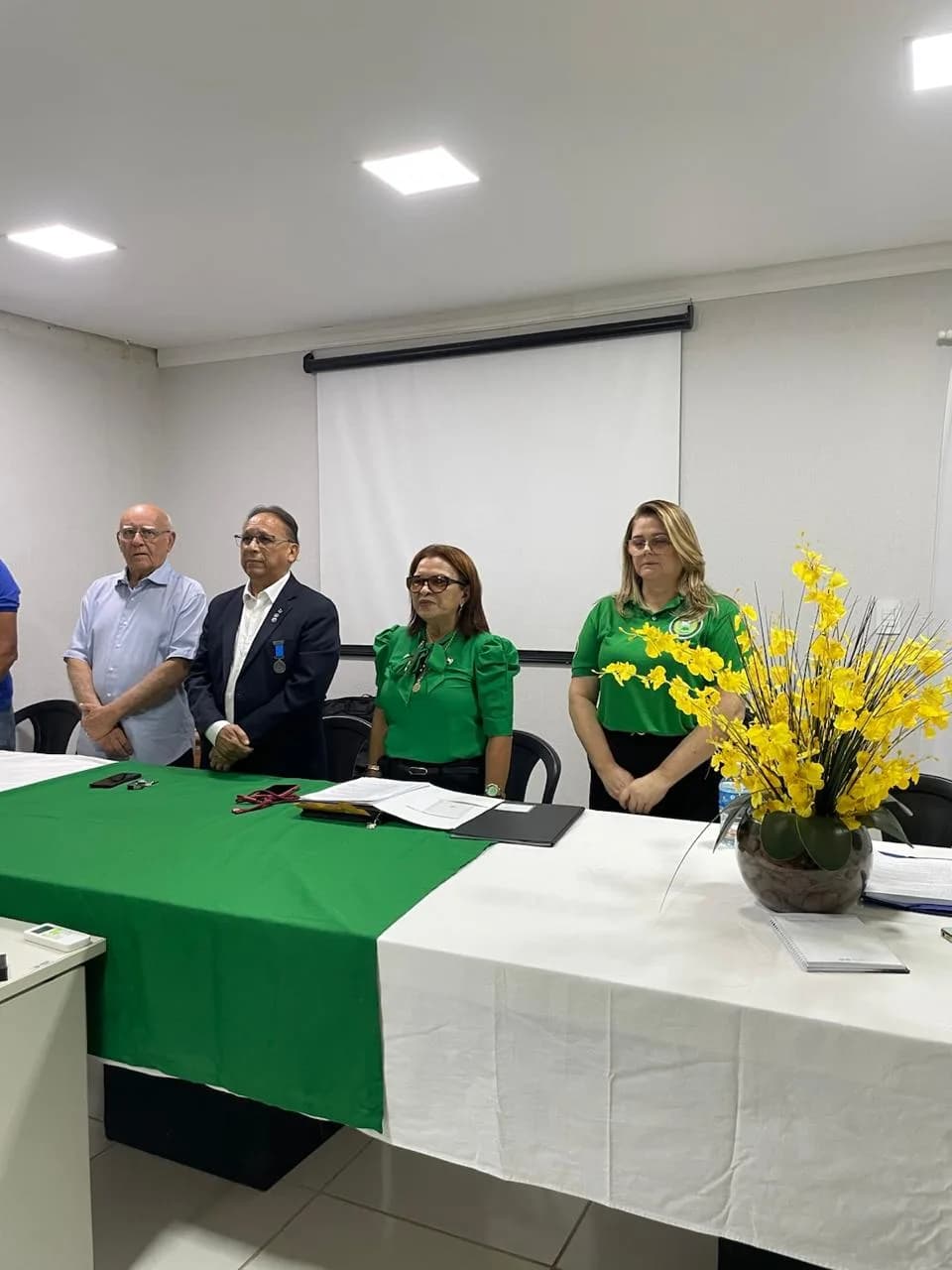 Irmãos reunidos no Templo, em fotografia oficial da Inauguração da Sala “acácia Potiguar”