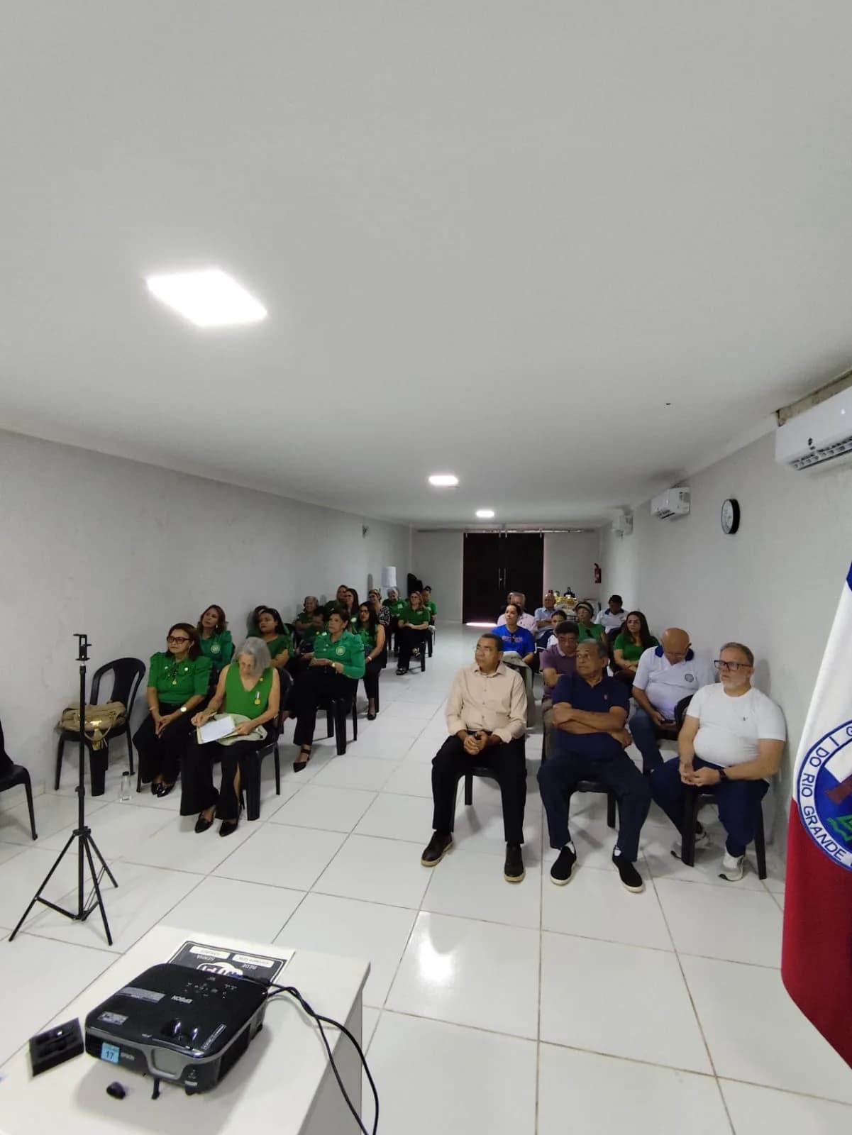 Irmãos reunidos no Templo, em fotografia oficial da Inauguração da Sala “acácia Potiguar”