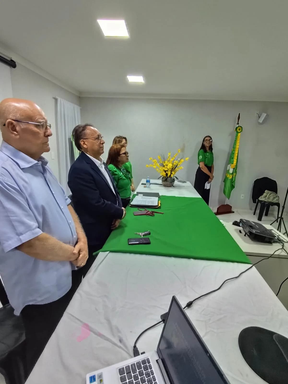Irmãos reunidos no Templo, em fotografia oficial da Inauguração da Sala “acácia Potiguar”