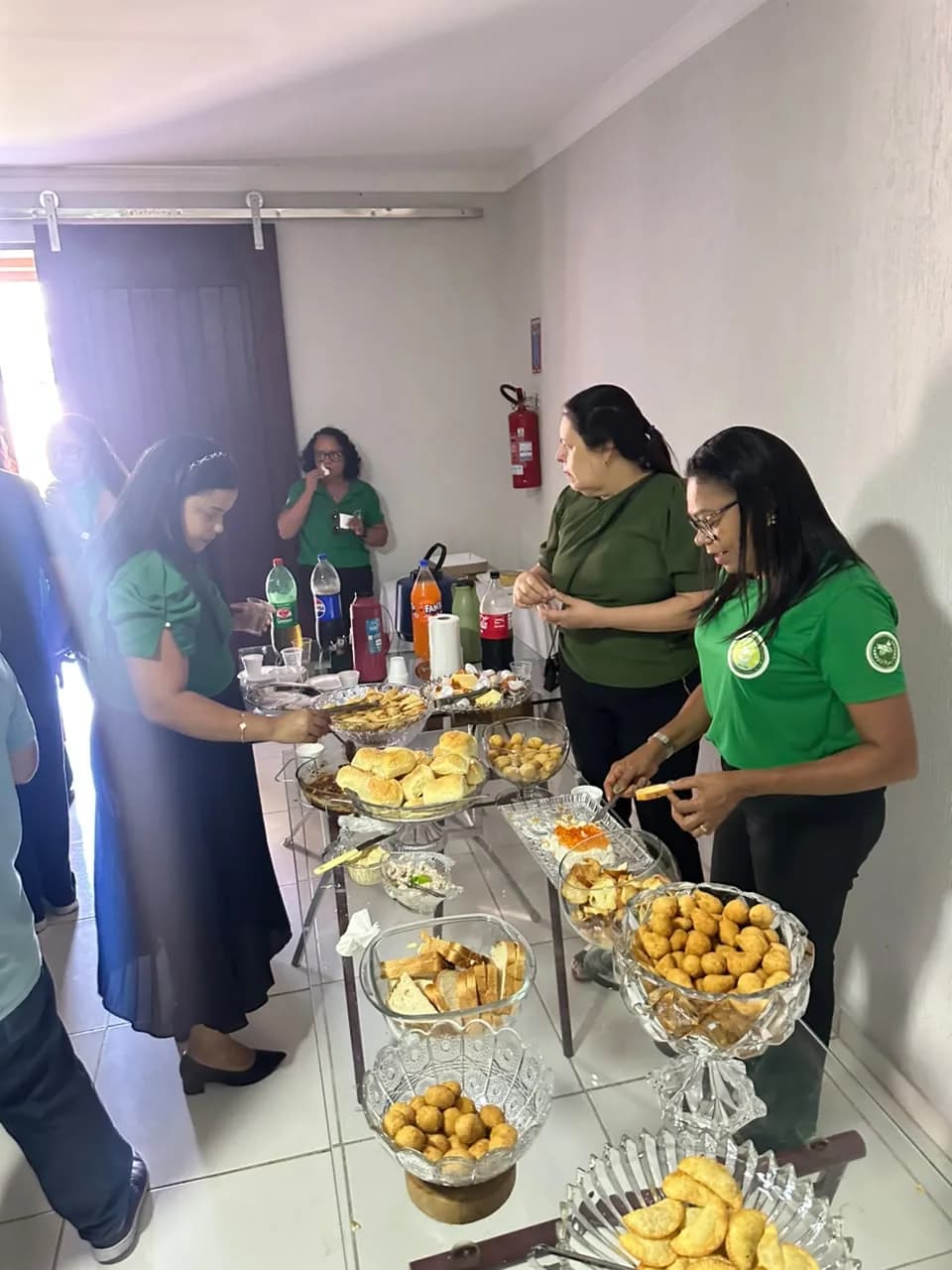 Irmãos reunidos no Templo, em fotografia oficial da Inauguração da Sala “acácia Potiguar”