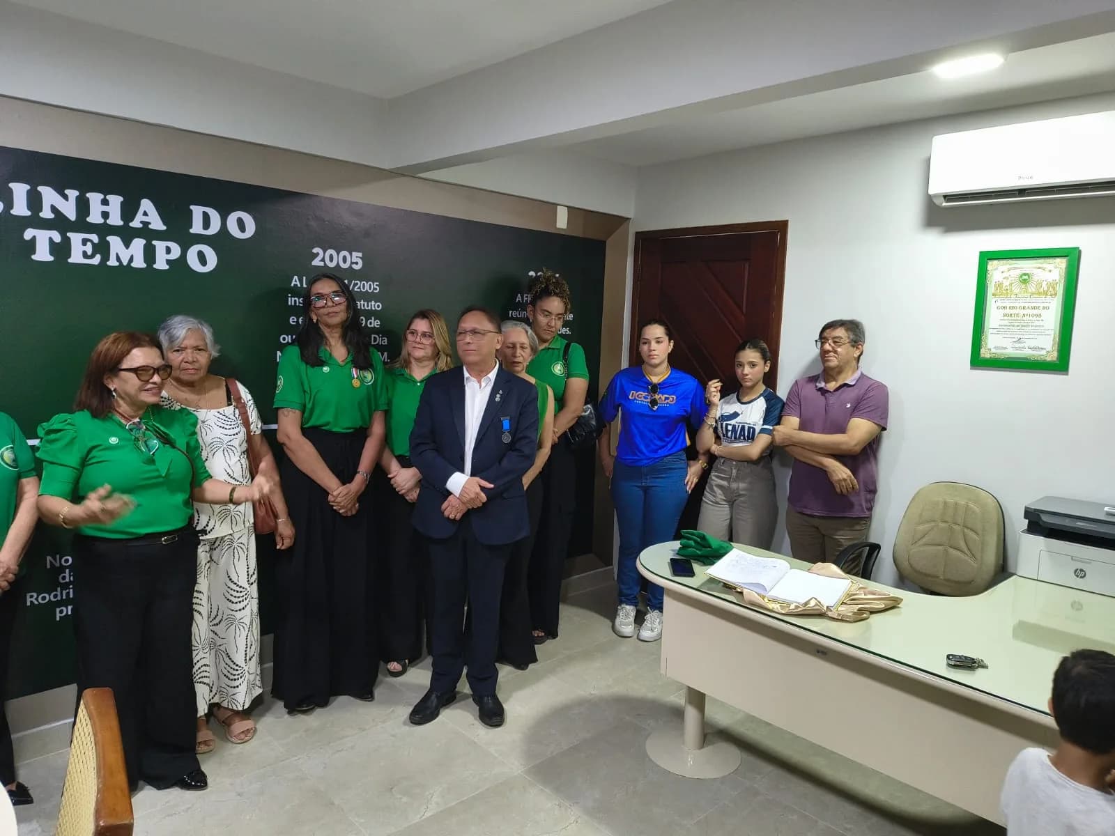 Irmãos reunidos no Templo, em fotografia oficial da Inauguração da Sala “acácia Potiguar”
