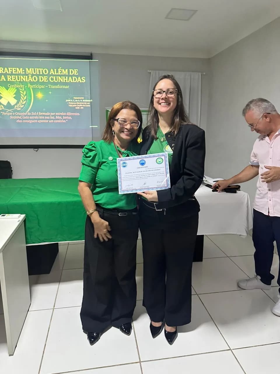 Irmãos reunidos no Templo, em fotografia oficial da Inauguração da Sala “acácia Potiguar”