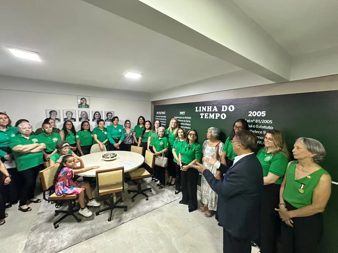 Irmãos reunidos no Templo, em fotografia oficial da Inauguração da Sala “acácia Potiguar”