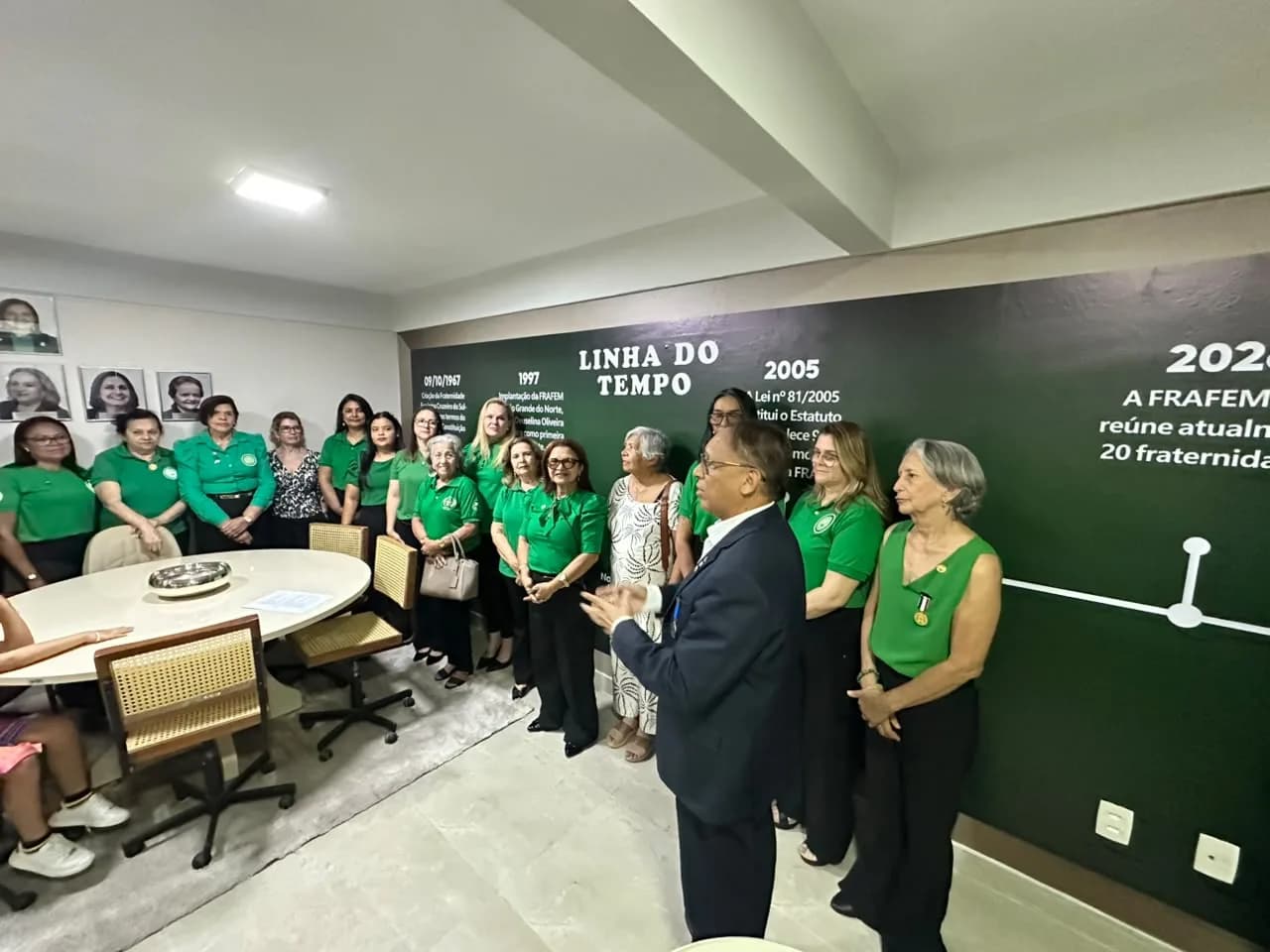 Irmãos reunidos no Templo, em fotografia oficial da Inauguração da Sala “acácia Potiguar”