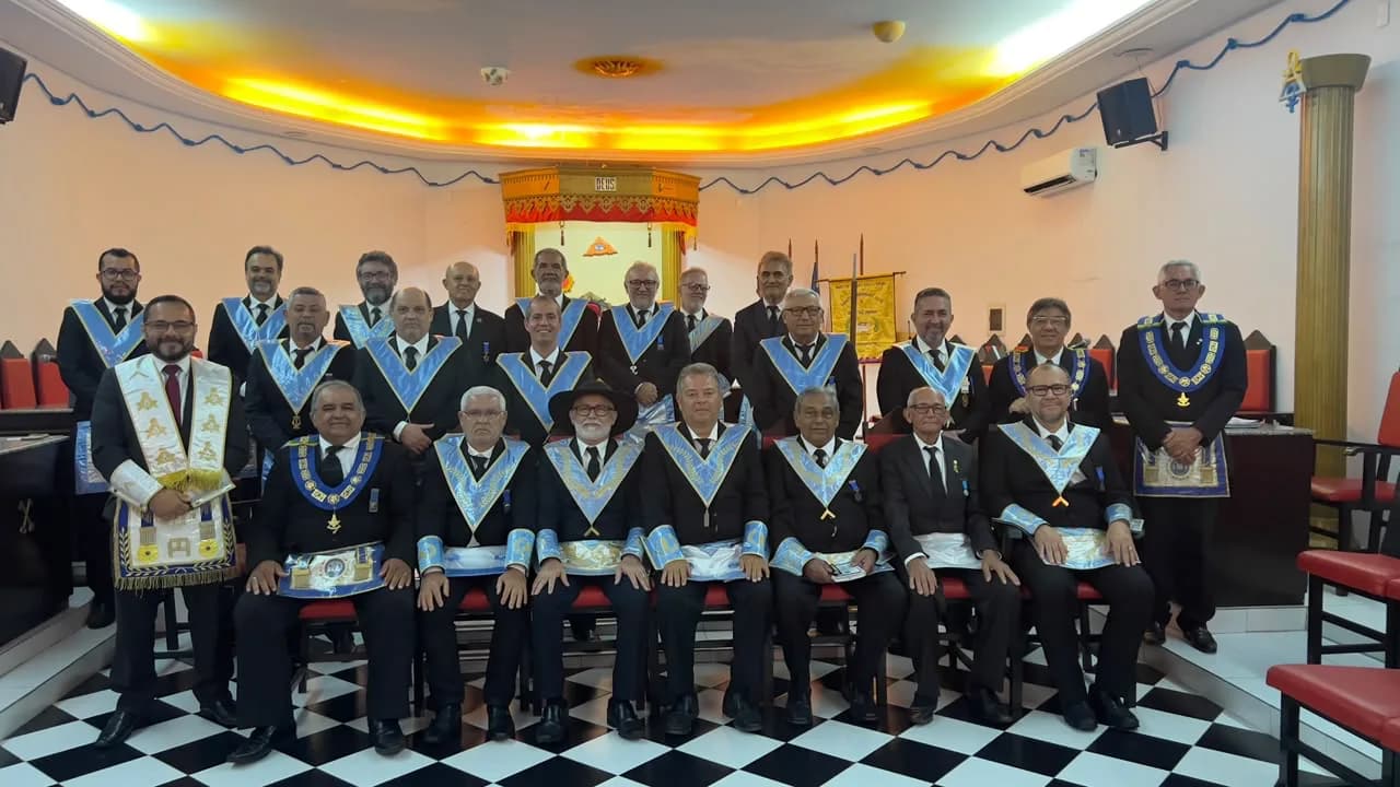 Irmãos reunidos no Templo, em fotografia oficial da Sessão Magna Restrita de Elevação