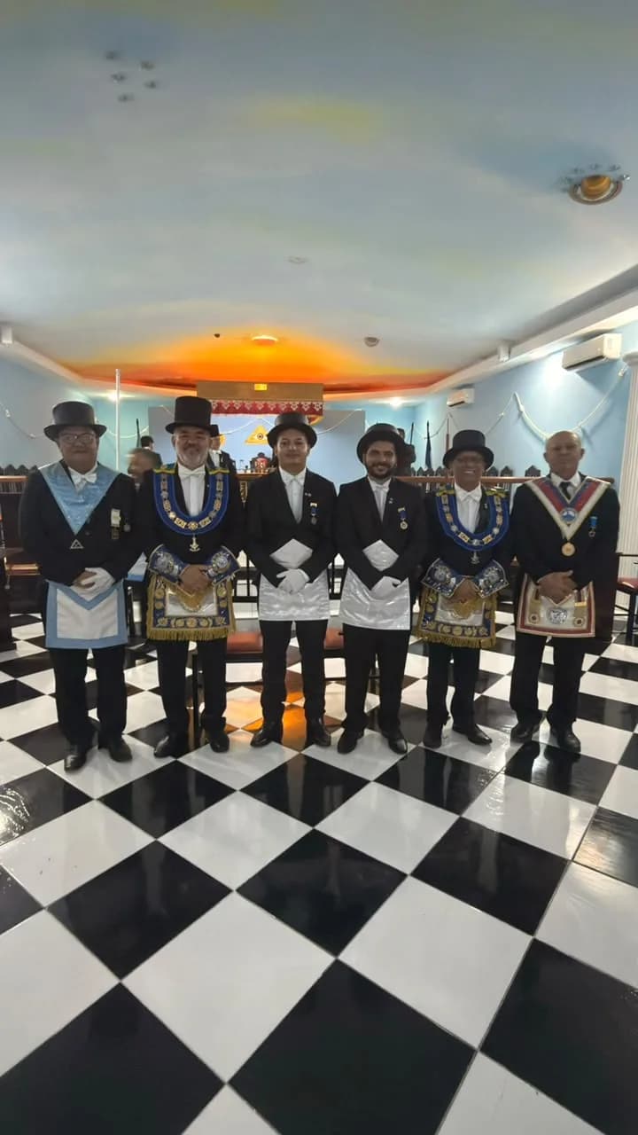 Irmãos reunidos no Templo, em fotografia oficial da Sessão Magna de Iniciação