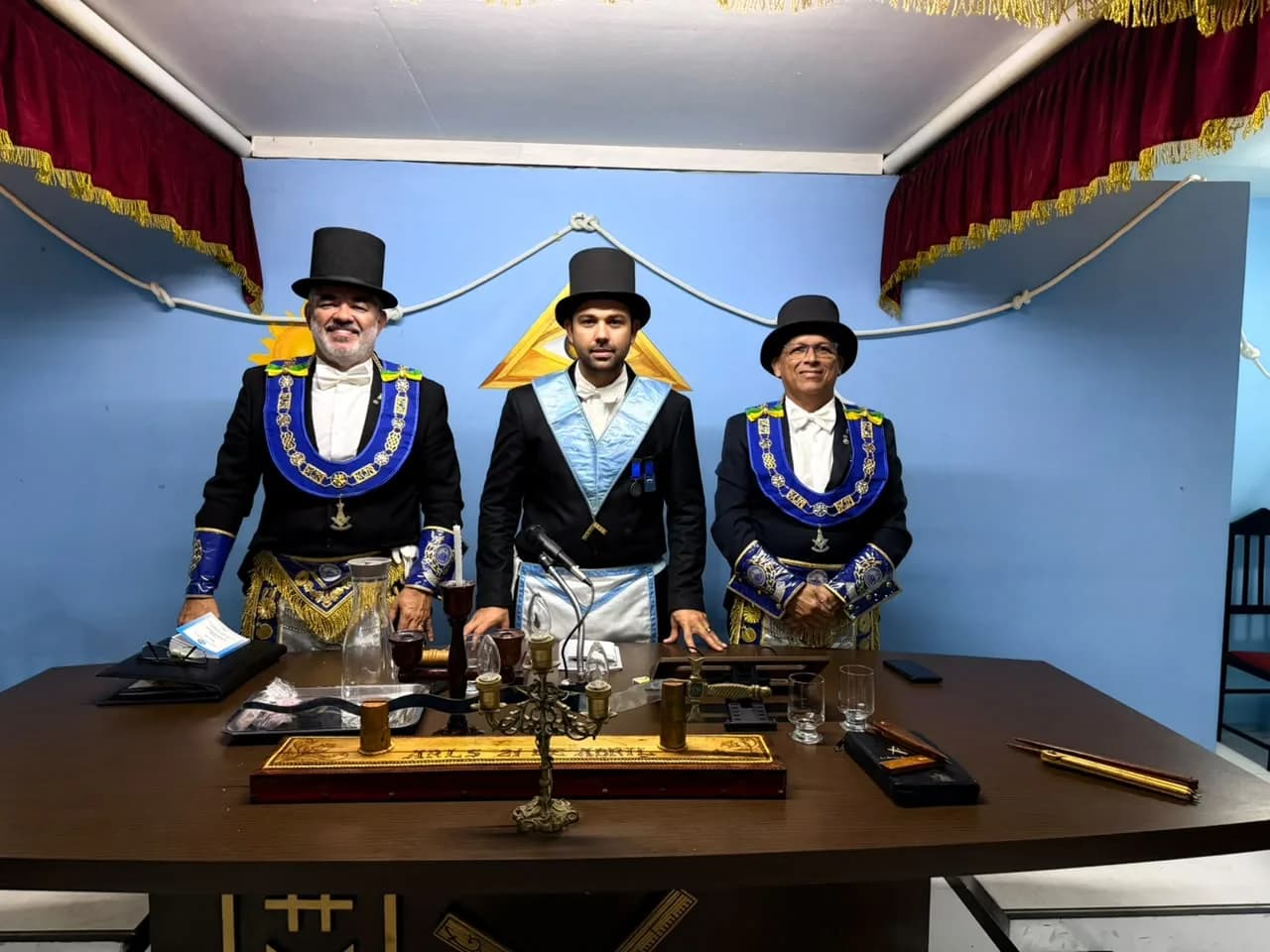 Irmãos reunidos no Templo, em fotografia oficial da Sessão Magna de Iniciação