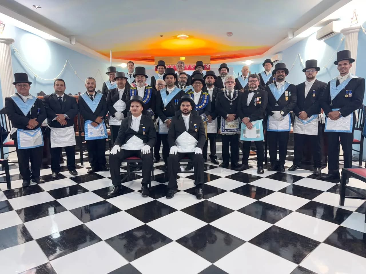 Irmãos reunidos no Templo, em fotografia oficial da Sessão Magna de Iniciação