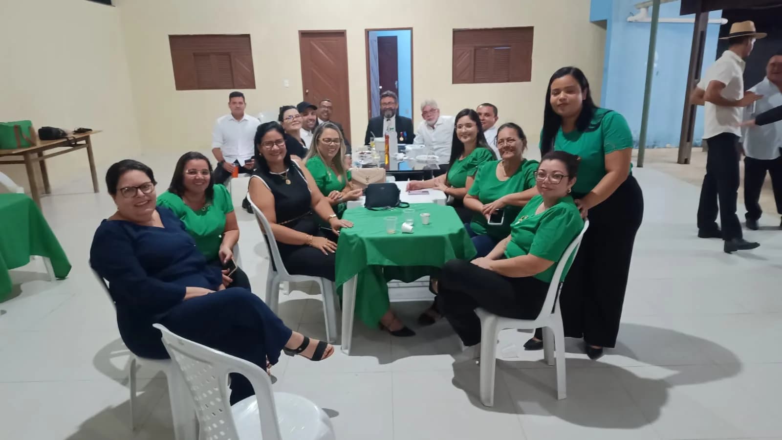 Irmãos reunidos no Templo, em fotografia oficial da Sessão Magna de Iniciação