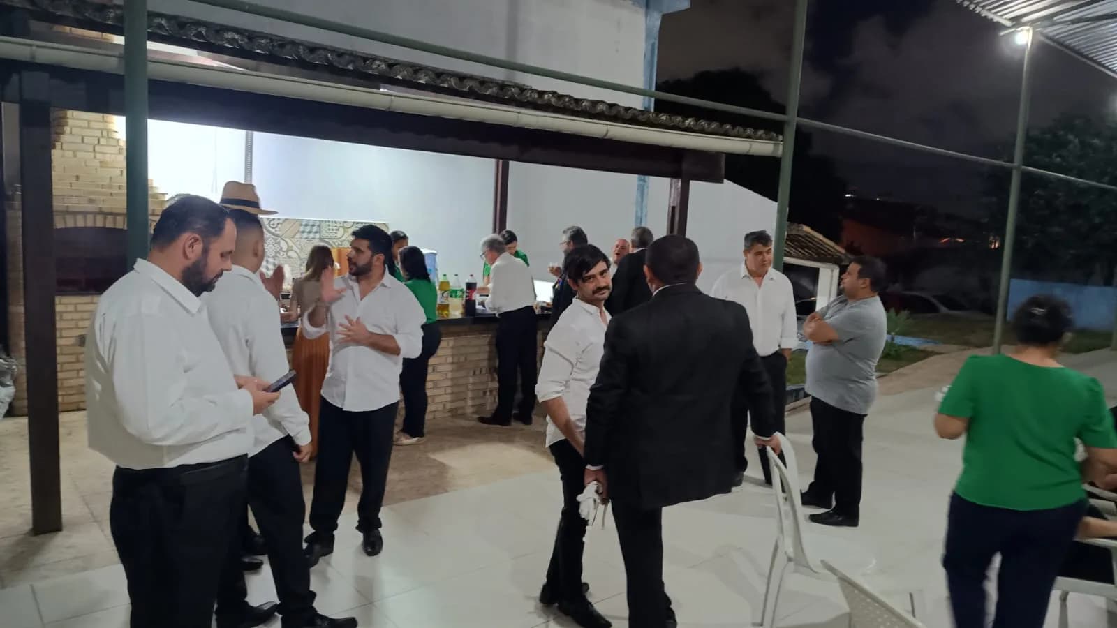 Irmãos reunidos no Templo, em fotografia oficial da Sessão Magna de Iniciação
