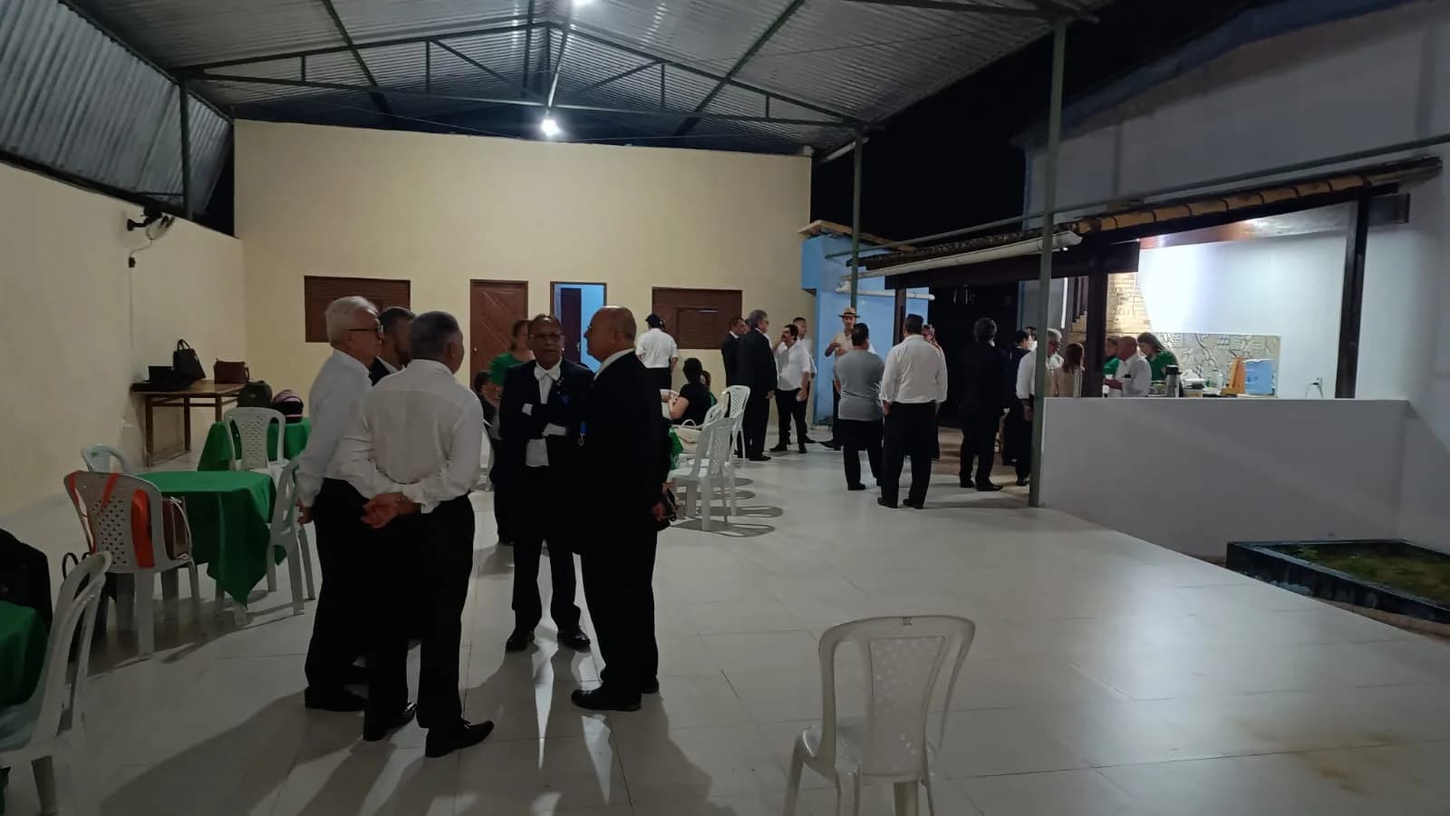 Irmãos reunidos no Templo, em fotografia oficial da Sessão Magna de Iniciação