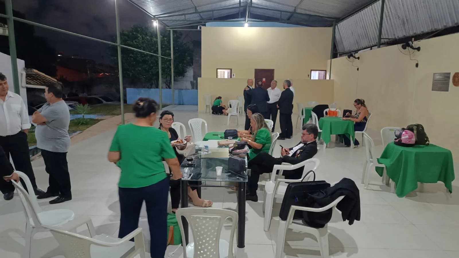 Irmãos reunidos no Templo, em fotografia oficial da Sessão Magna de Iniciação