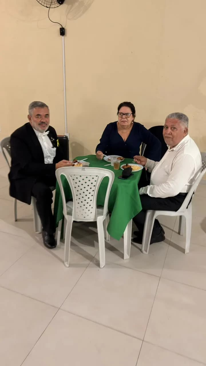 Irmãos reunidos no Templo, em fotografia oficial da Sessão Magna de Iniciação