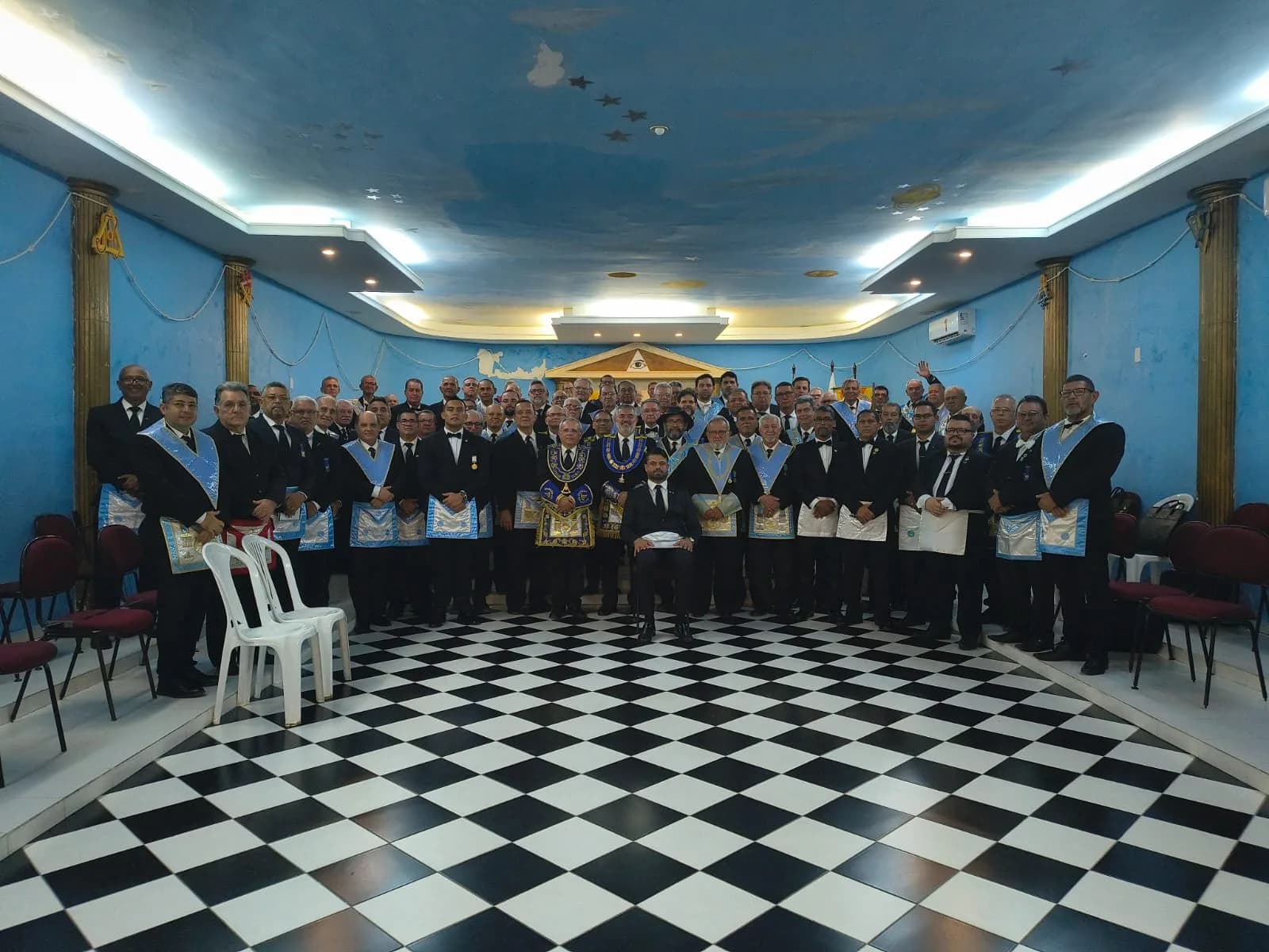 Irmãos reunidos no Templo, em fotografia oficial da Sessão Magna de Elevação Ao Grau de Companheiro Maçom