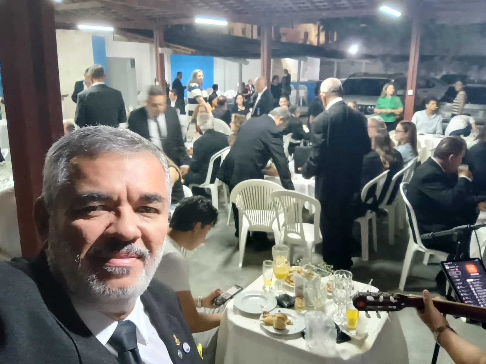 Irmãos reunidos no Templo, em fotografia oficial da Sessão Magna de Elevação Ao Grau de Companheiro Maçom