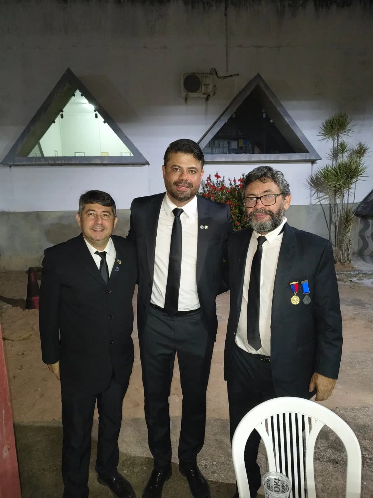 Irmãos reunidos no Templo, em fotografia oficial da Sessão Magna de Elevação Ao Grau de Companheiro Maçom