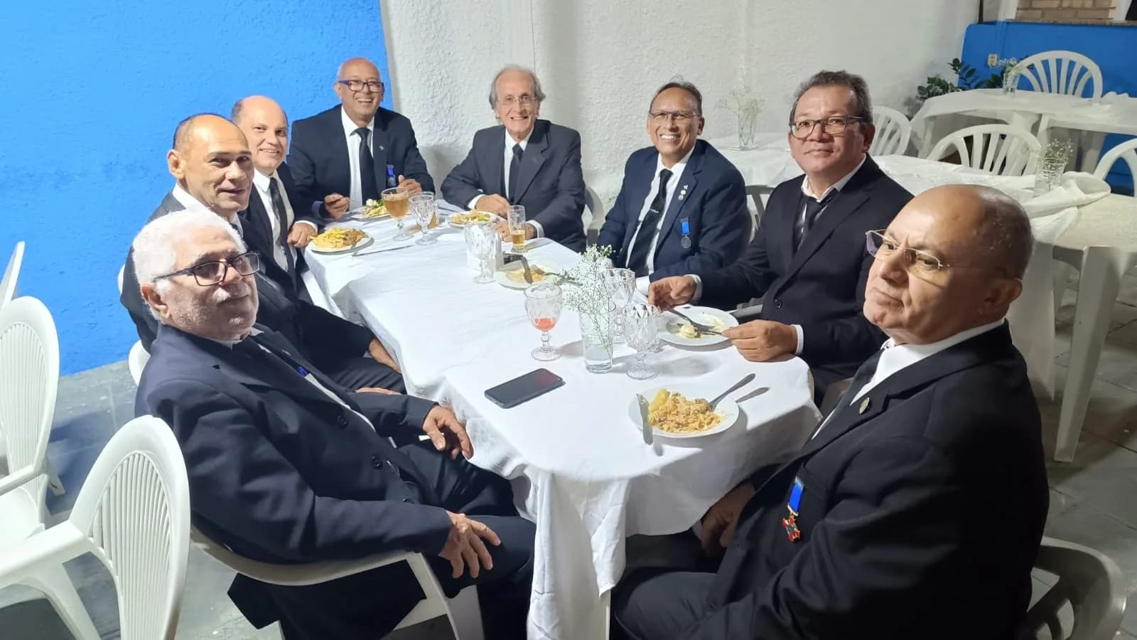 Irmãos reunidos no Templo, em fotografia oficial da Sessão Magna de Elevação Ao Grau de Companheiro Maçom