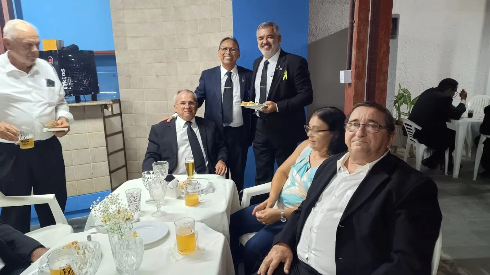 Irmãos reunidos no Templo, em fotografia oficial da Sessão Magna de Elevação Ao Grau de Companheiro Maçom