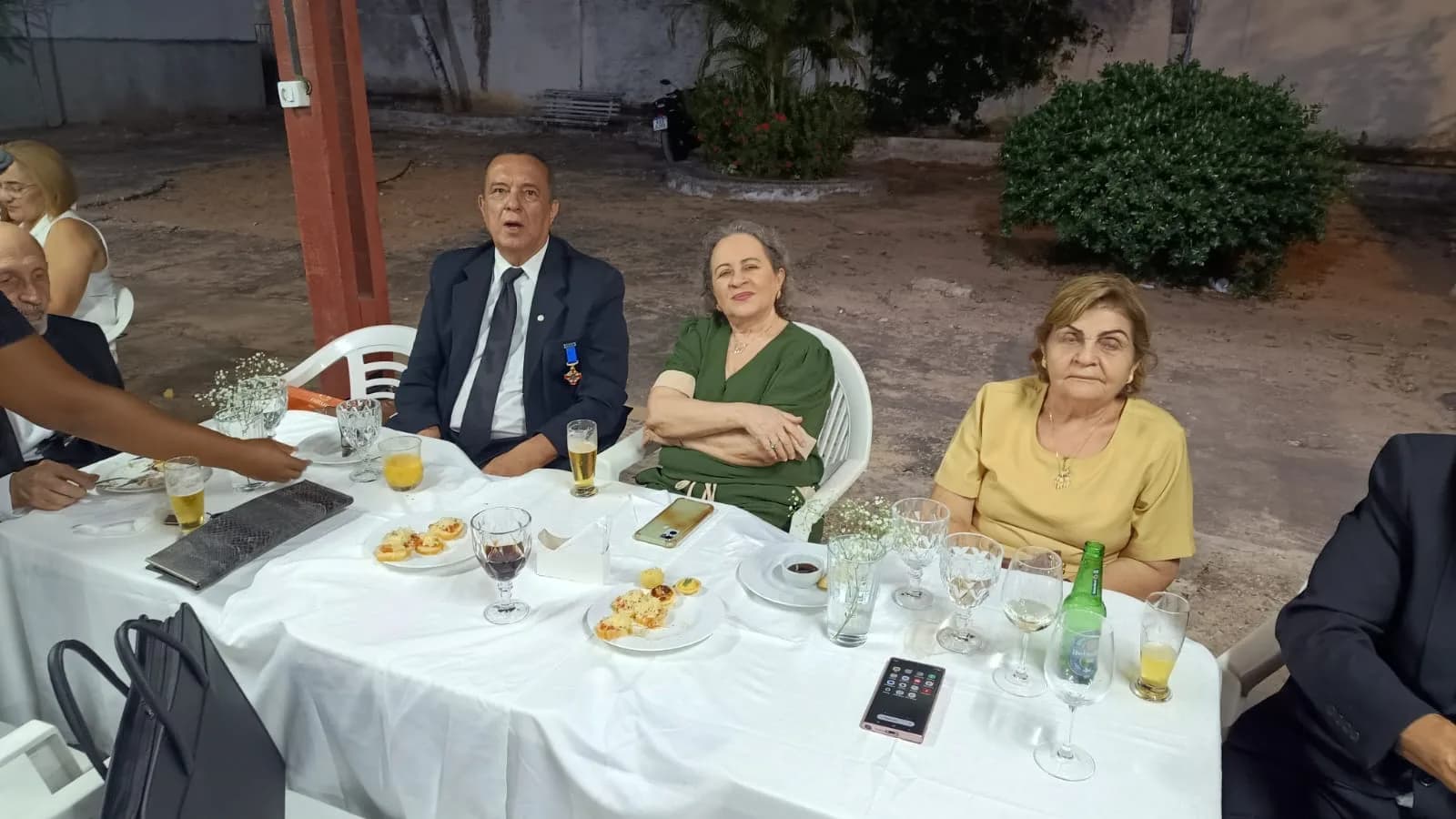 Irmãos reunidos no Templo, em fotografia oficial da Sessão Magna de Elevação Ao Grau de Companheiro Maçom