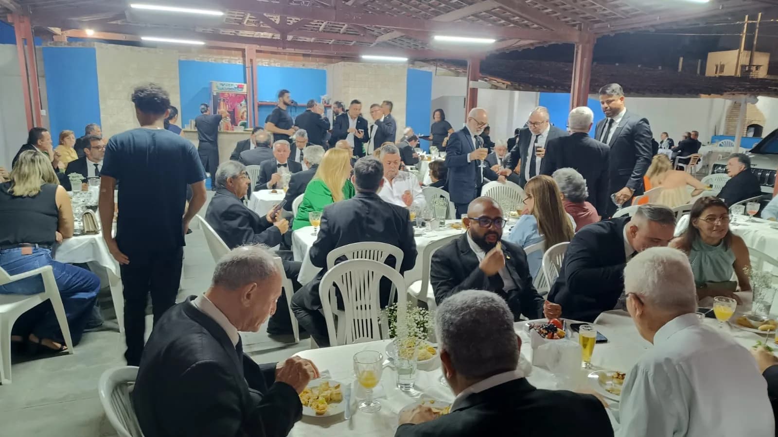 Irmãos reunidos no Templo, em fotografia oficial da Sessão Magna de Elevação Ao Grau de Companheiro Maçom