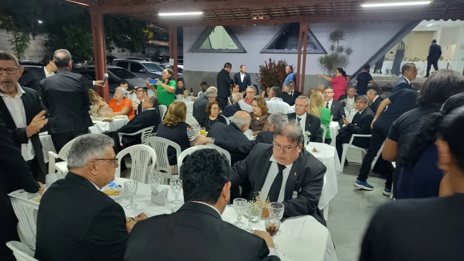Irmãos reunidos no Templo, em fotografia oficial da Sessão Magna de Elevação Ao Grau de Companheiro Maçom