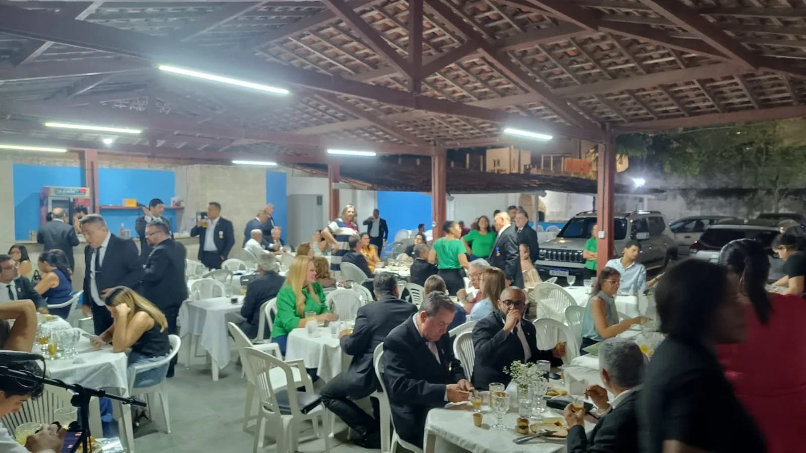 Irmãos reunidos no Templo, em fotografia oficial da Sessão Magna de Elevação Ao Grau de Companheiro Maçom