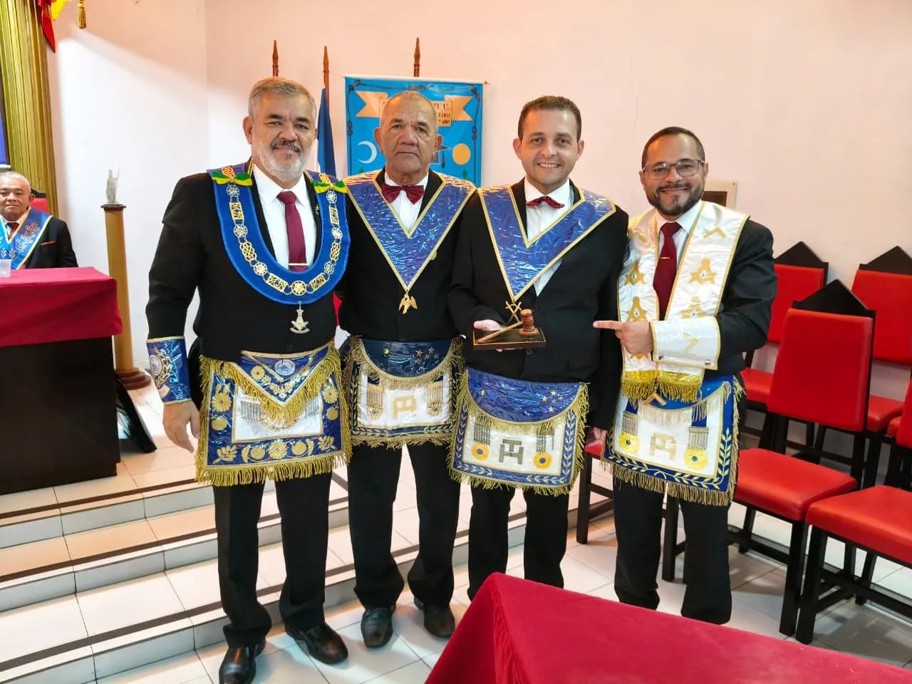 Irmãos reunidos no Templo, em fotografia oficial da Sessão Magna Restrita Alusiva À Independência do Brasil