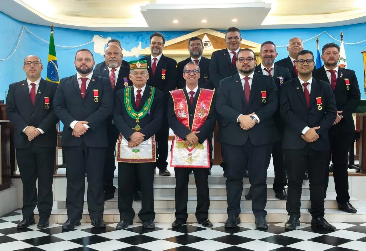 Irmãos reunidos no Templo, em fotografia oficial da Sessão de Instrução do Grau 4, Realizada Pelo Ilustre e Sublime Capítulo Evolução Segunda Nº 80, da 1ª Delegacia Litúrgica do Rito Brasileiro, do Supremo Conclave do Brasil Para O Rito Brasileiro de Maçons Antigos, Livres e Aceitos