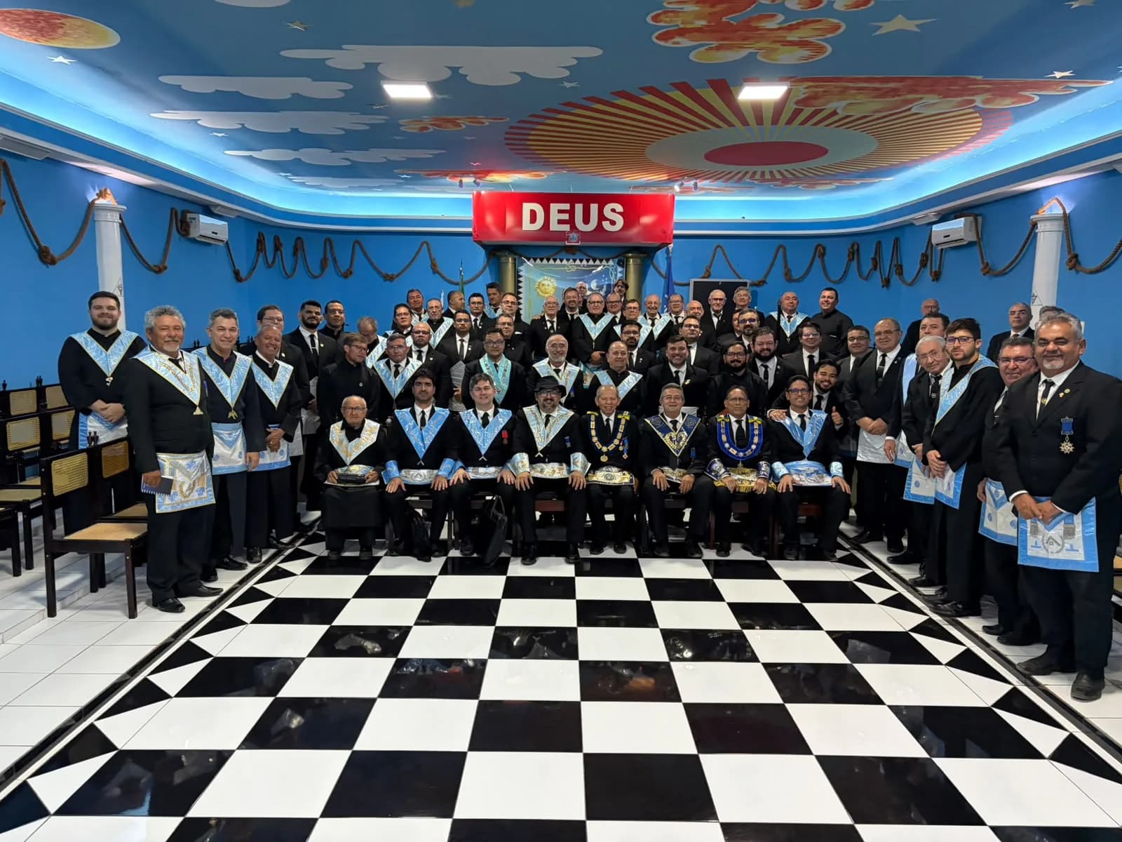Irmãos reunidos no Templo, em fotografia oficial da Sessão Ordinária no Grau de Aprendiz Maçom, Realizada Pela Loja Maçônica Jerônimo Rosado, Nº 1994, Oriente de Mossoró/rn