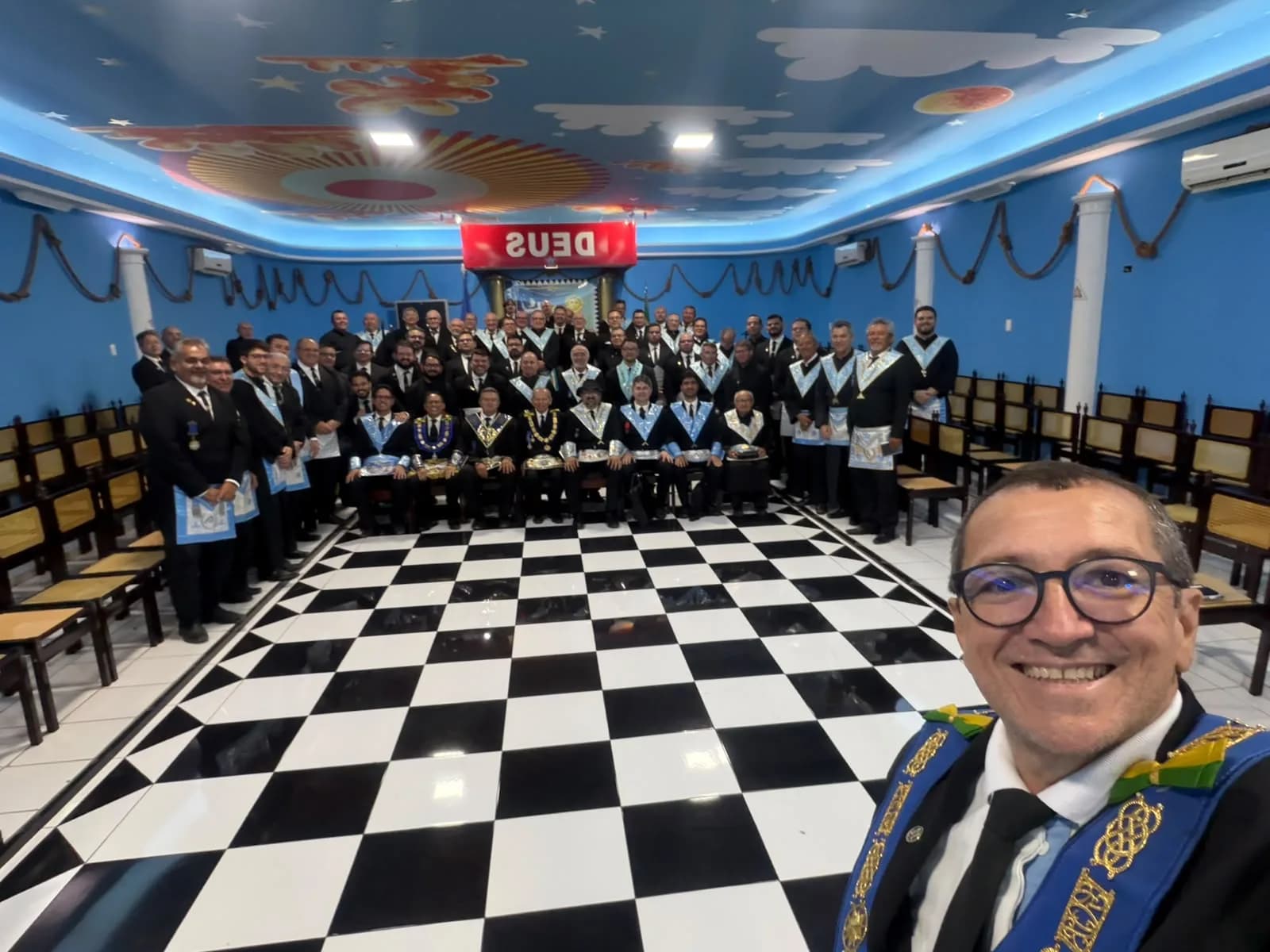 Irmãos reunidos no Templo, em fotografia oficial da Sessão Ordinária no Grau de Aprendiz Maçom, Realizada Pela Loja Maçônica Jerônimo Rosado, Nº 1994, Oriente de Mossoró/rn