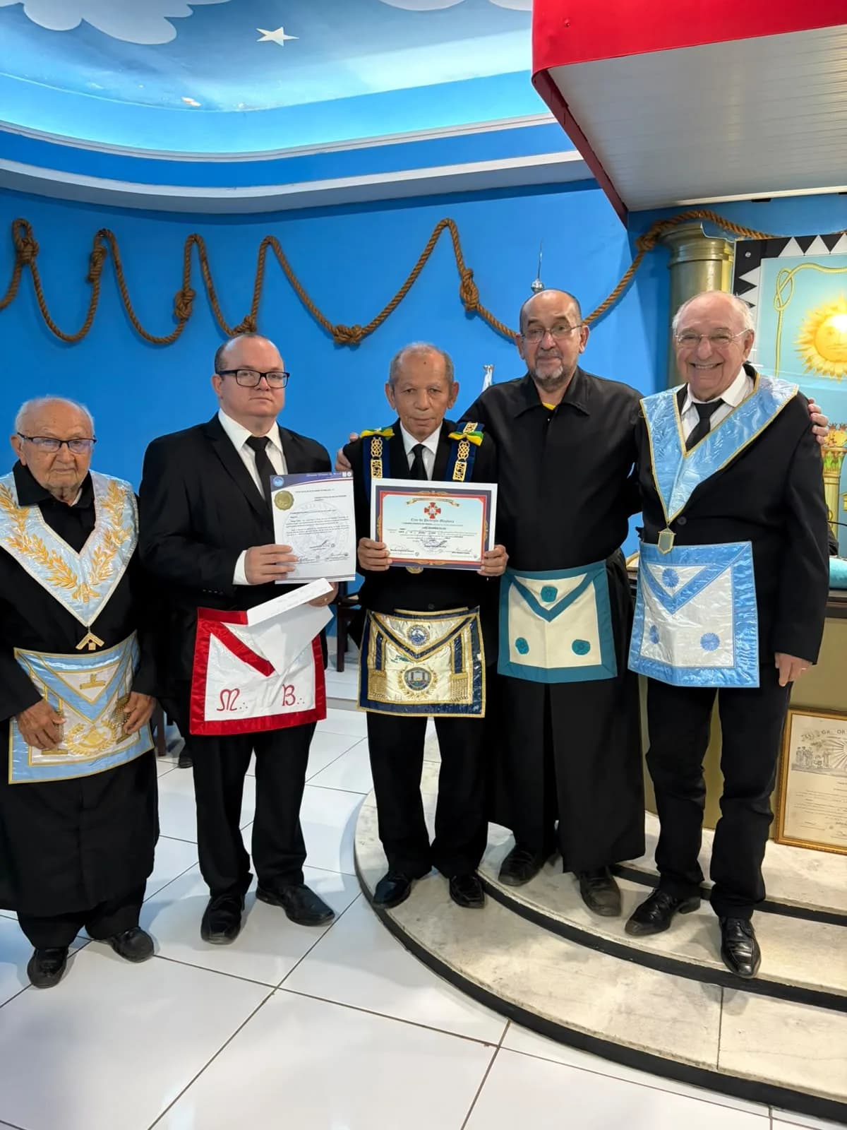 Irmãos reunidos no Templo, em fotografia oficial da Sessão Ordinária no Grau de Aprendiz Maçom, Realizada Pela Loja Maçônica Jerônimo Rosado, Nº 1994, Oriente de Mossoró/rn