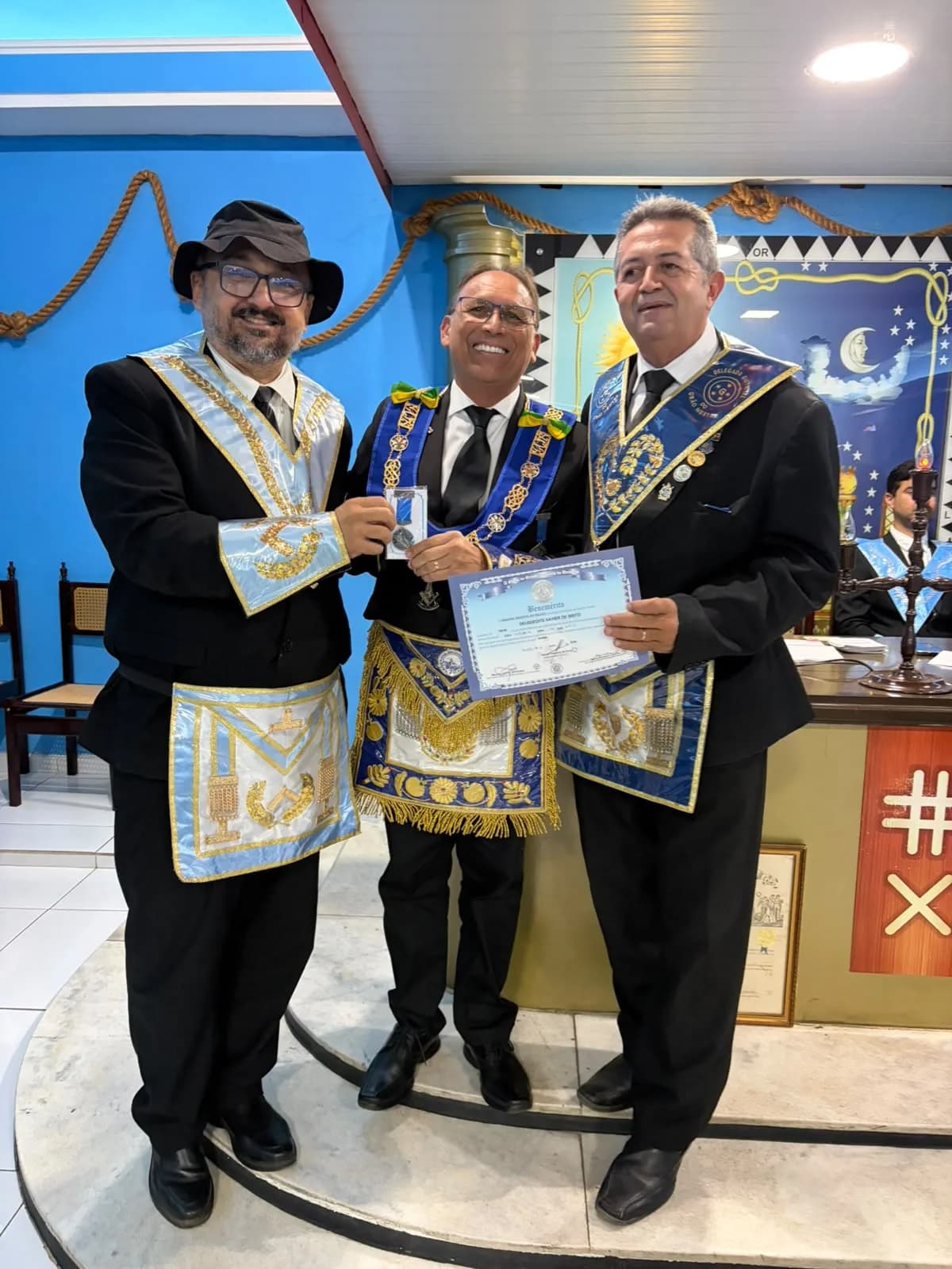 Irmãos reunidos no Templo, em fotografia oficial da Sessão Ordinária no Grau de Aprendiz Maçom, Realizada Pela Loja Maçônica Jerônimo Rosado, Nº 1994, Oriente de Mossoró/rn