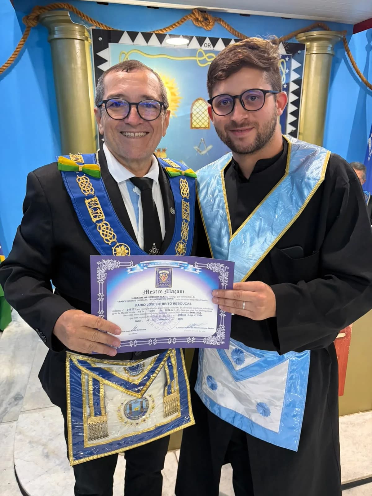 Irmãos reunidos no Templo, em fotografia oficial da Sessão Ordinária no Grau de Aprendiz Maçom, Realizada Pela Loja Maçônica Jerônimo Rosado, Nº 1994, Oriente de Mossoró/rn