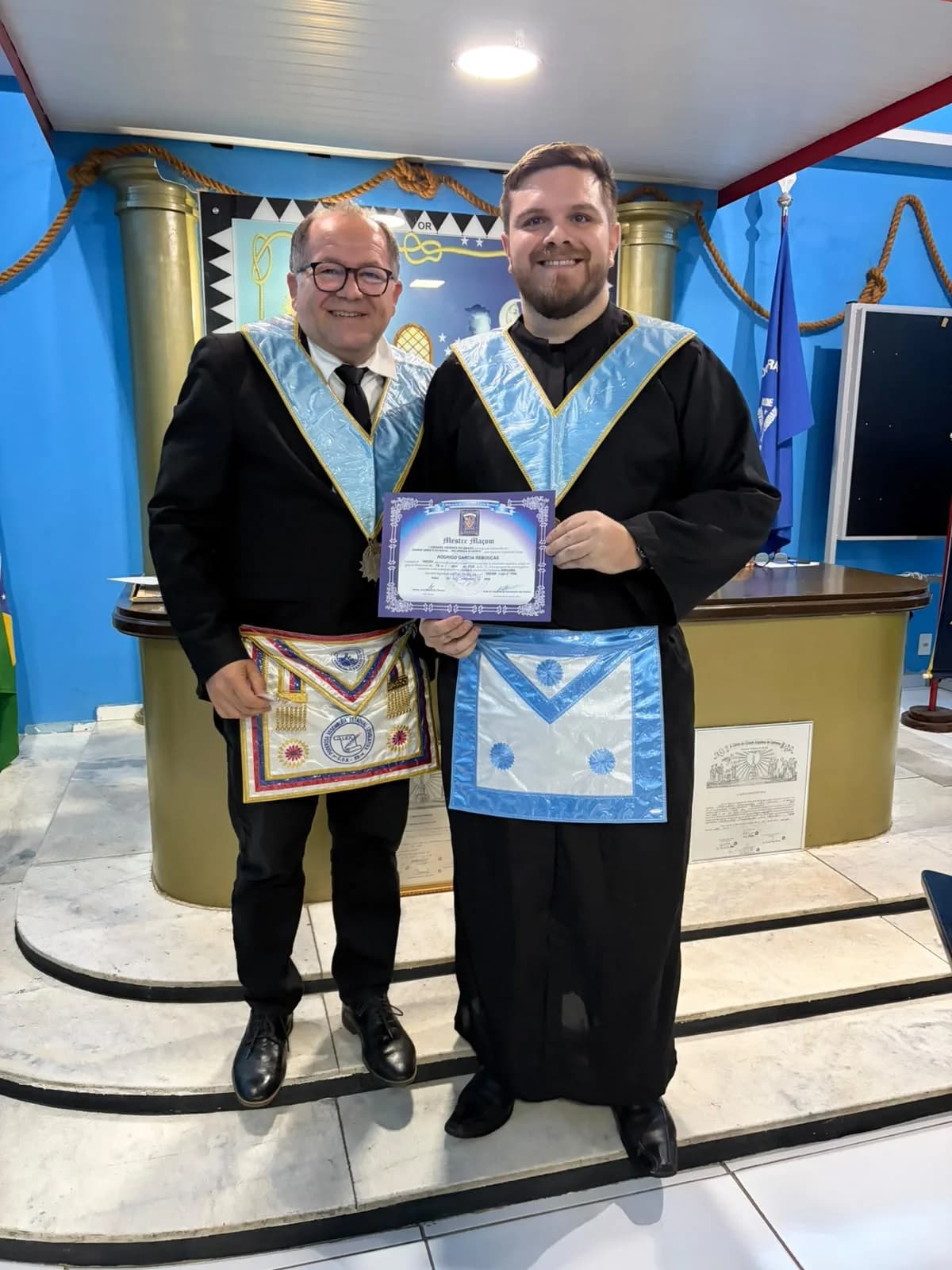 Irmãos reunidos no Templo, em fotografia oficial da Sessão Ordinária no Grau de Aprendiz Maçom, Realizada Pela Loja Maçônica Jerônimo Rosado, Nº 1994, Oriente de Mossoró/rn
