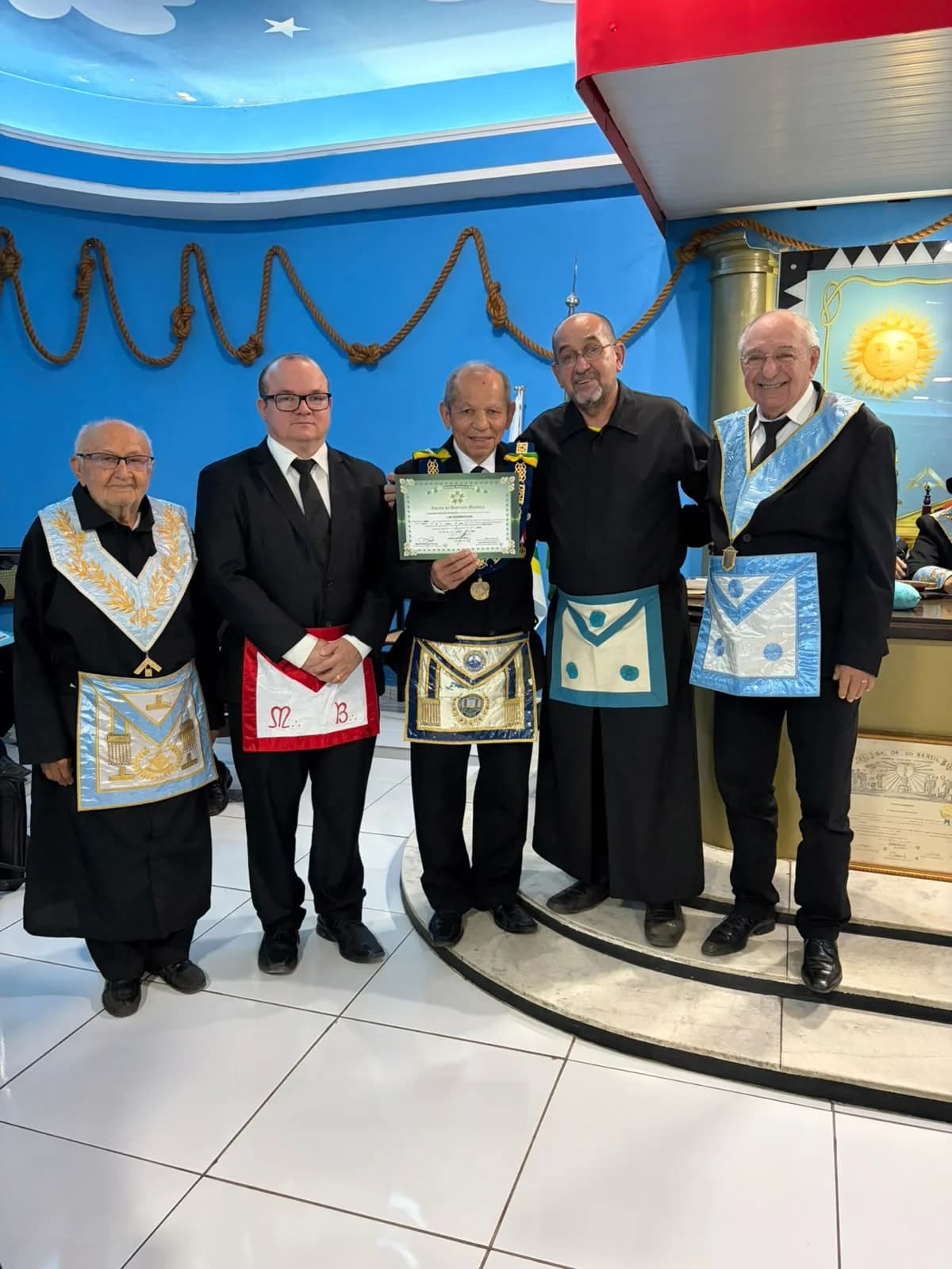 Irmãos reunidos no Templo, em fotografia oficial da Sessão Ordinária no Grau de Aprendiz Maçom, Realizada Pela Loja Maçônica Jerônimo Rosado, Nº 1994, Oriente de Mossoró/rn