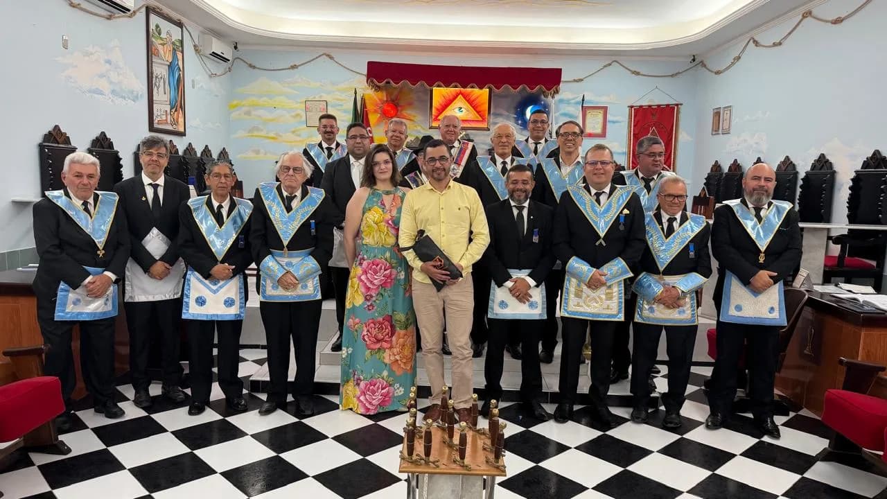 Irmãos reunidos no Templo, em fotografia oficial da Visita de Obreiro do GOB-RN A Lojas Maçônicas do Gob-pb