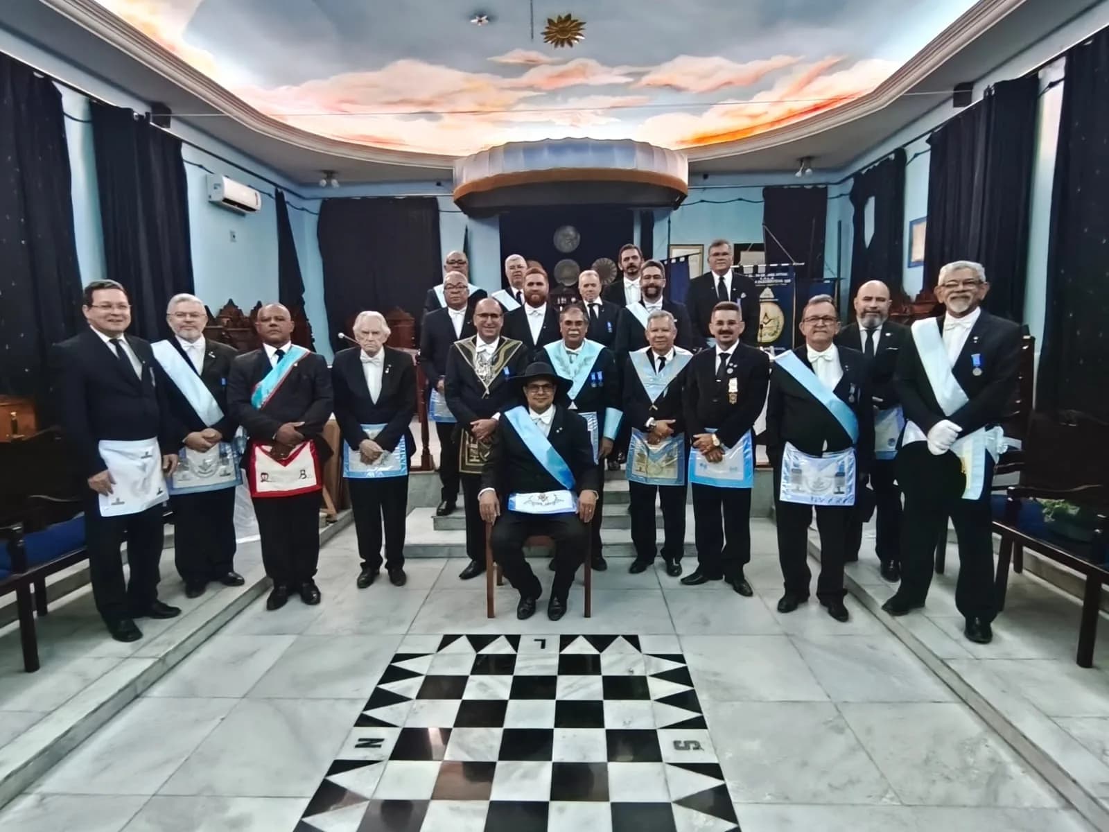Irmãos reunidos no Templo, em fotografia oficial da Visita de Obreiro do GOB-RN A Lojas Maçônicas do Gob-pb