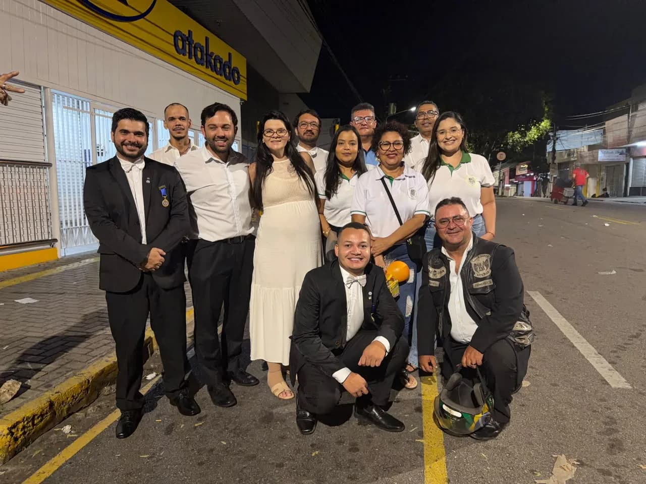 Irmãos reunidos no Templo, em fotografia oficial da Flor do Mandacaru, Vinculada À Loja Maçônica Luiz Gonzaga do Nascimento, Nº 4.567, Oriente de Parnamirim-rn