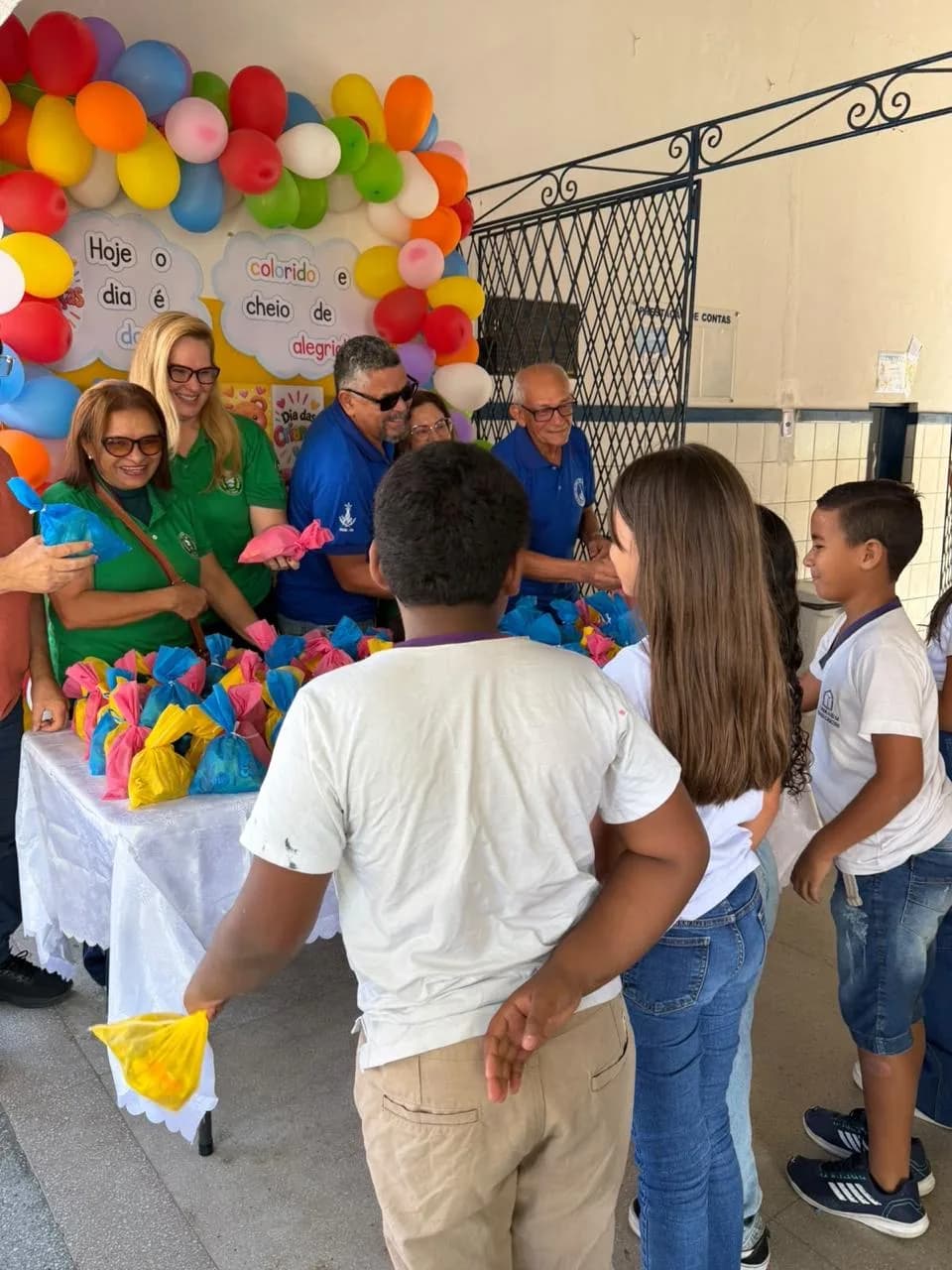 Irmãos reunidos no Templo, em fotografia oficial da Gentil Marinho