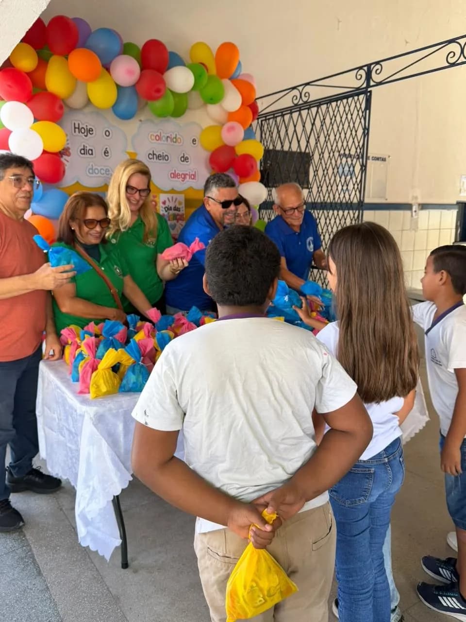 Irmãos reunidos no Templo, em fotografia oficial da Gentil Marinho