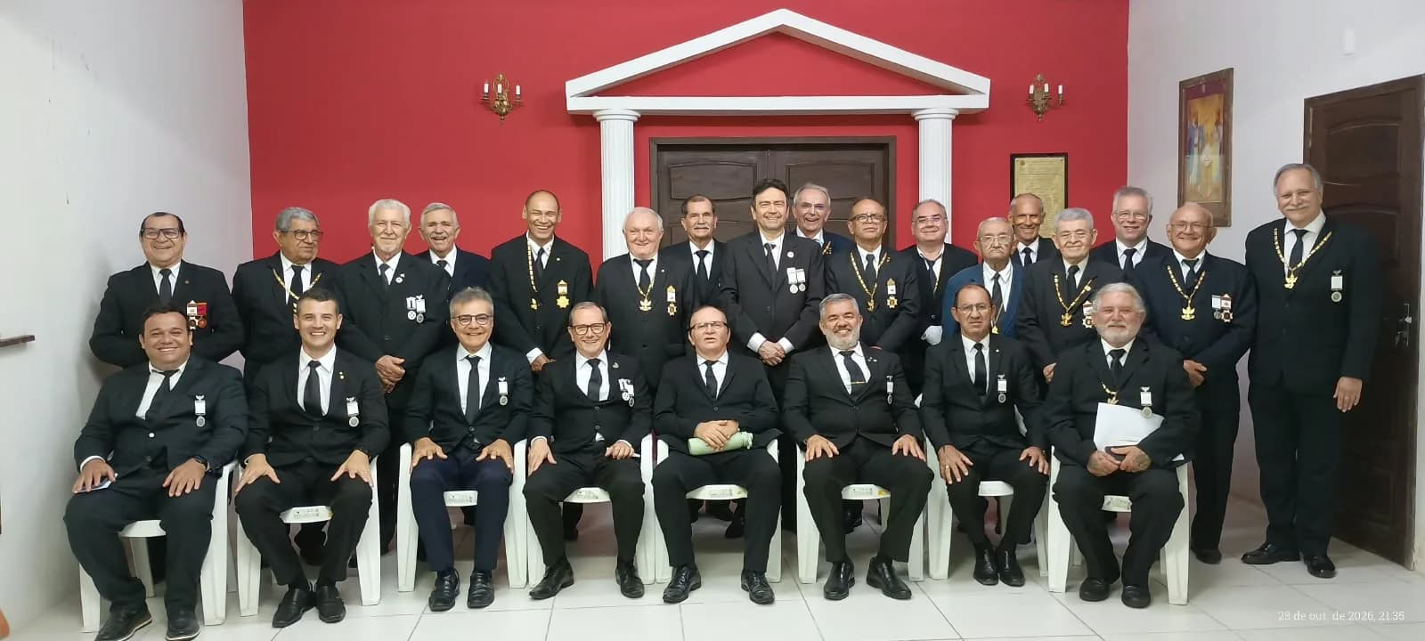 Irmãos reunidos no Templo, em fotografia oficial da Sessão de Instrução no Grau 32