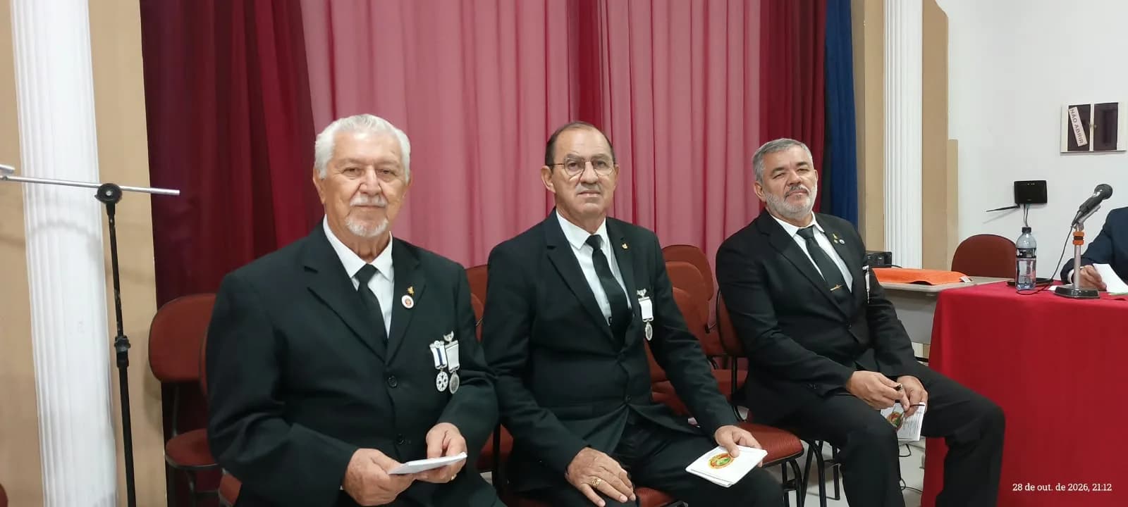 Irmãos reunidos no Templo, em fotografia oficial da Sessão de Instrução no Grau 32