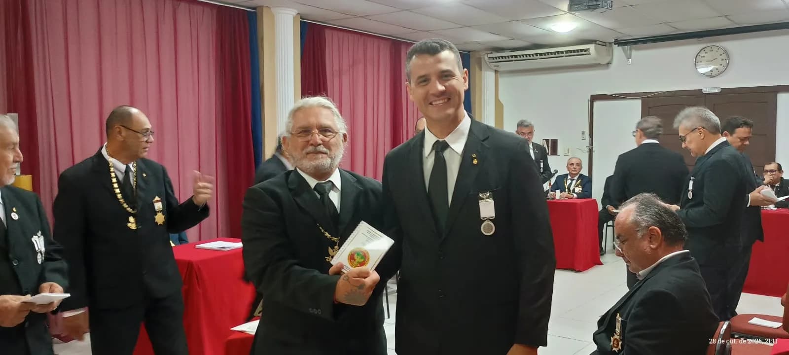 Irmãos reunidos no Templo, em fotografia oficial da Sessão de Instrução no Grau 32