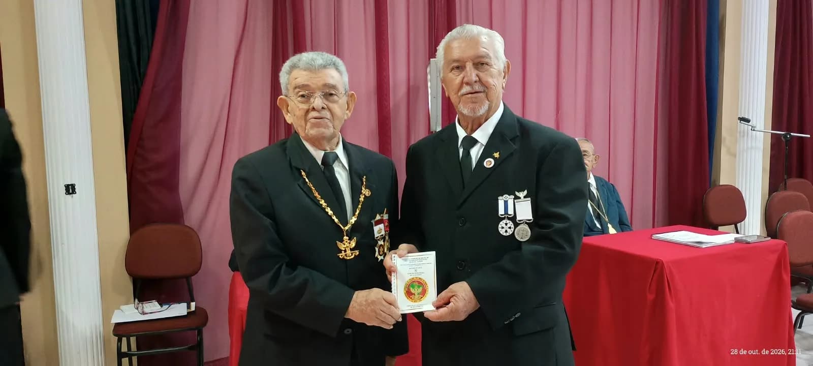 Irmãos reunidos no Templo, em fotografia oficial da Sessão de Instrução no Grau 32
