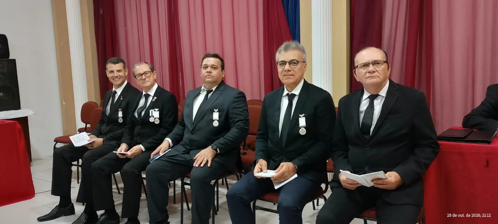 Irmãos reunidos no Templo, em fotografia oficial da Sessão de Instrução no Grau 32