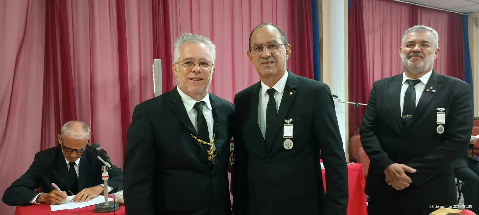 Irmãos reunidos no Templo, em fotografia oficial da Sessão de Instrução no Grau 32