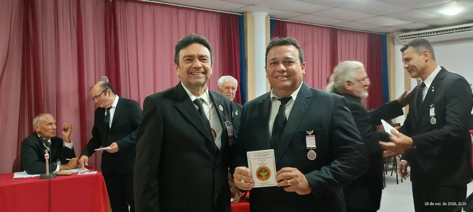 Irmãos reunidos no Templo, em fotografia oficial da Sessão de Instrução no Grau 32