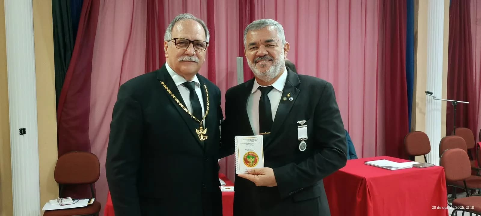 Irmãos reunidos no Templo, em fotografia oficial da Sessão de Instrução no Grau 32