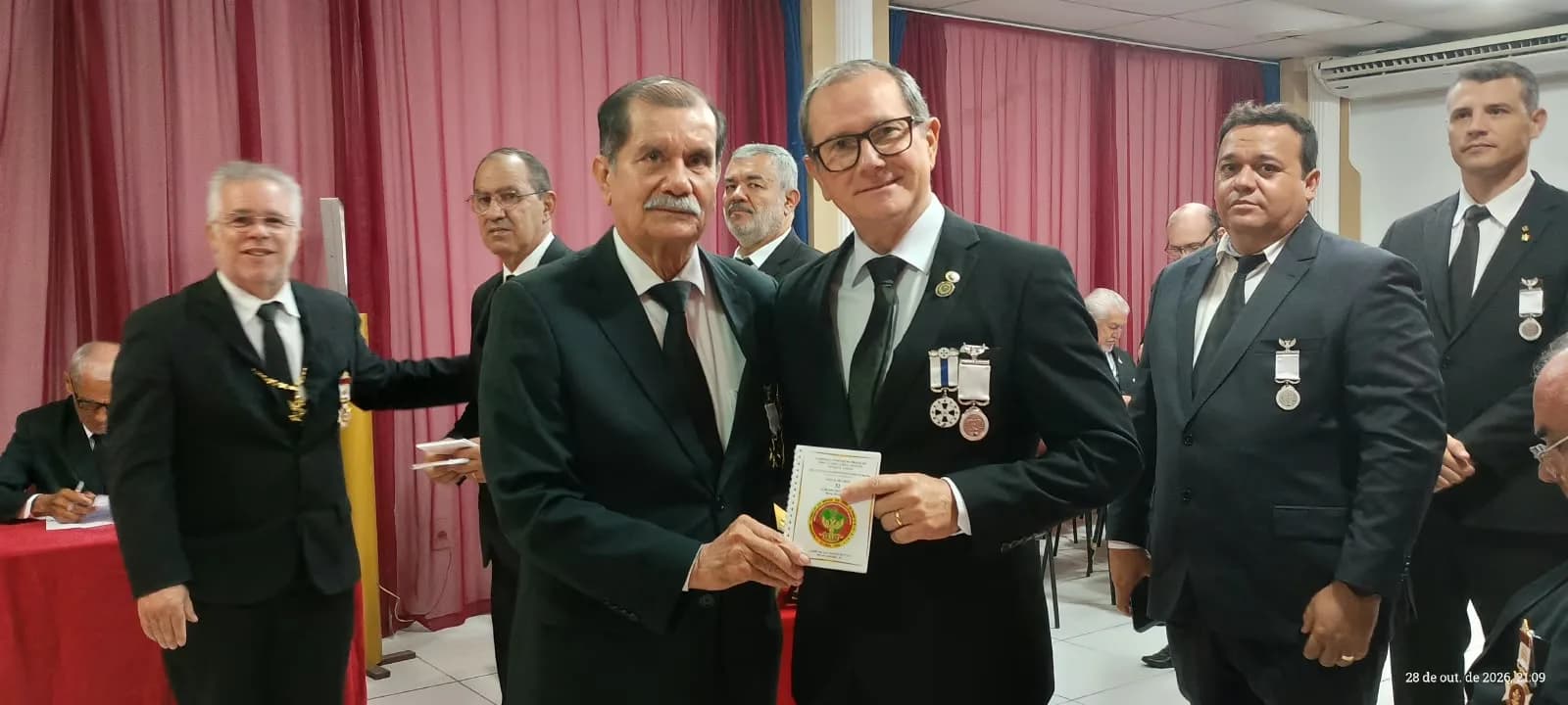 Irmãos reunidos no Templo, em fotografia oficial da Sessão de Instrução no Grau 32