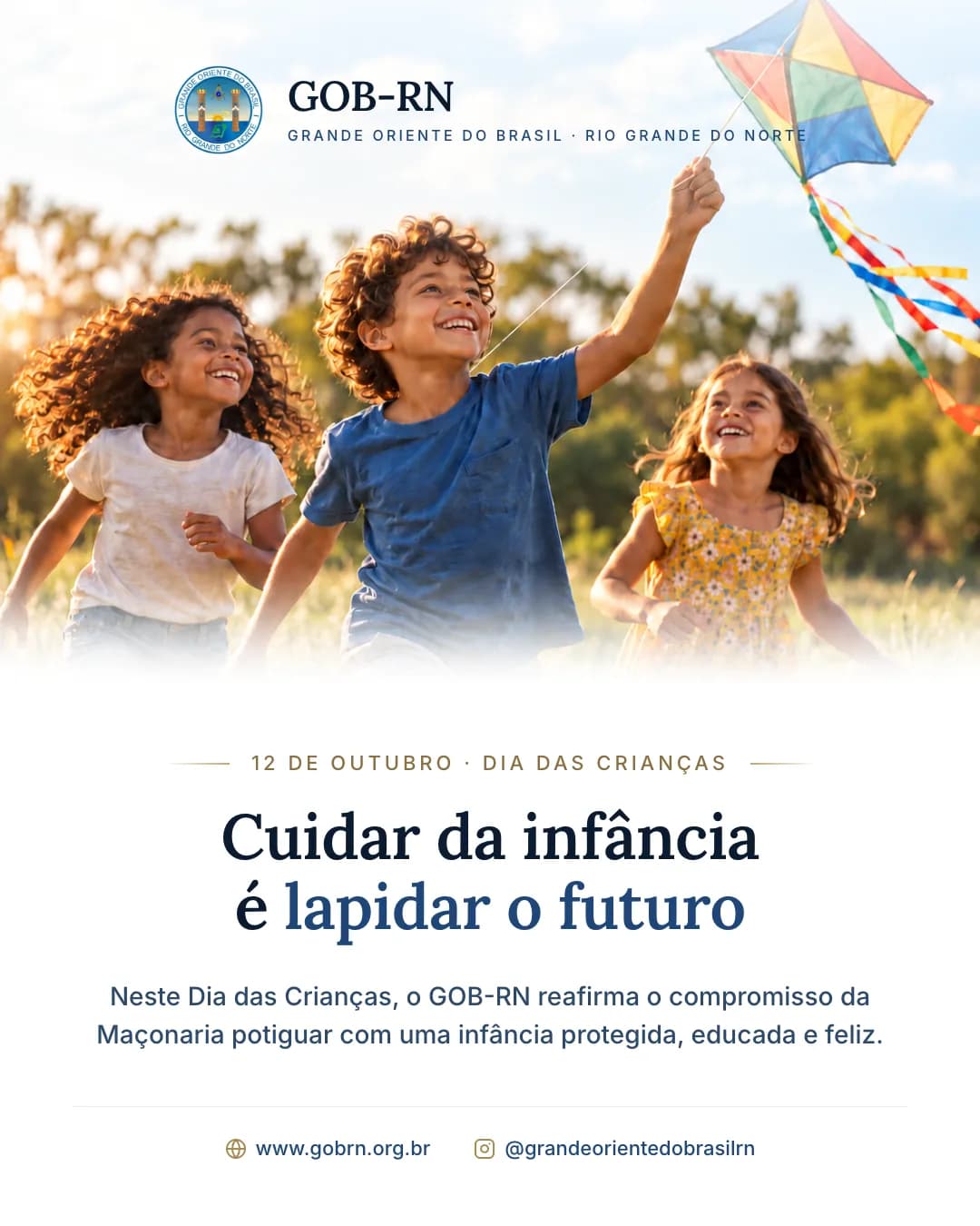 Cartaz do GOB-RN para o Dia das Crianças, com três crianças correndo atrás de uma pipa e a frase “Cuidar da infância é lapidar o futuro”